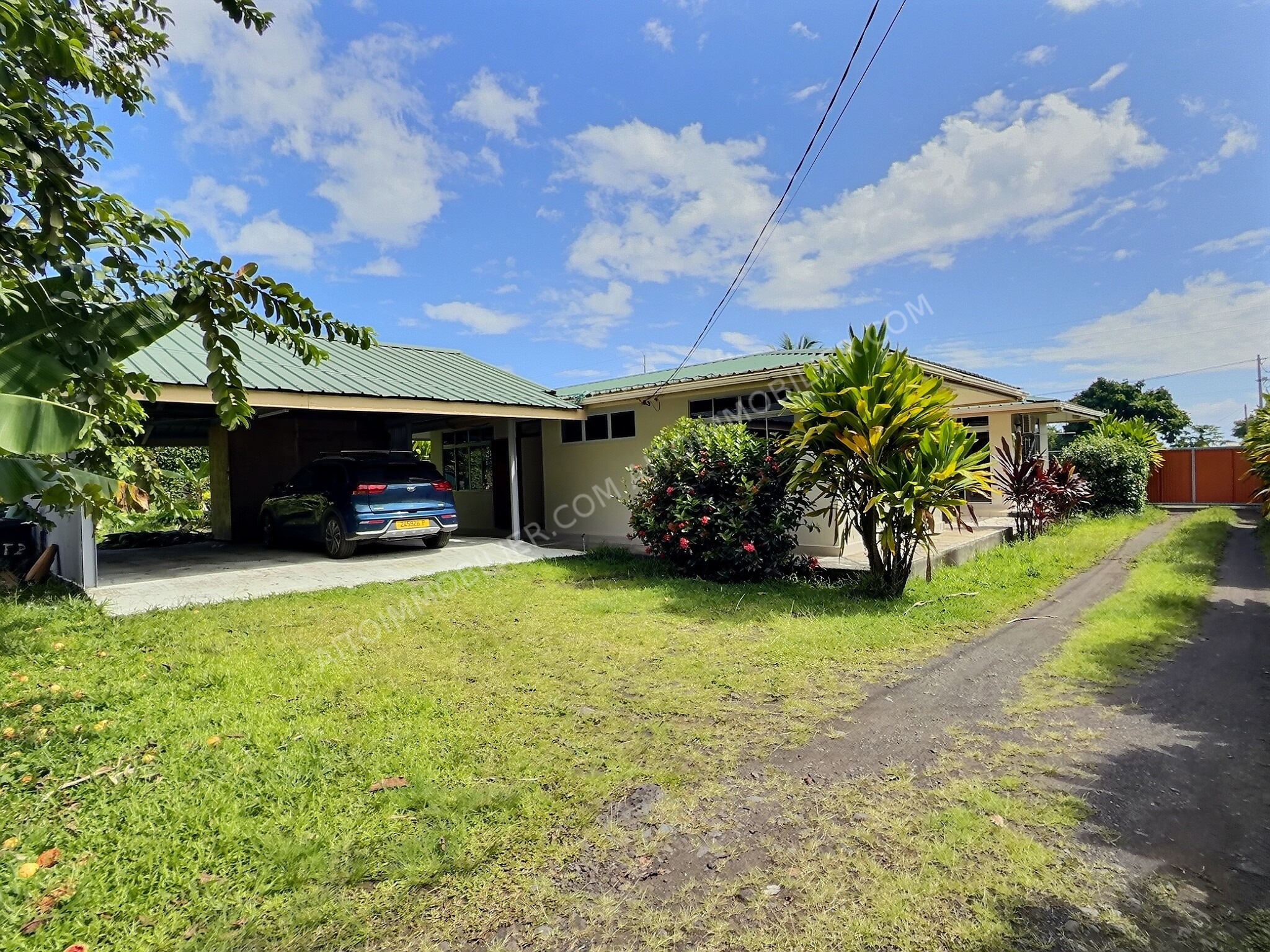 A LOUER F4 + 1 BUREAU PAPARA 11