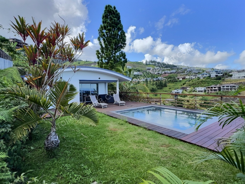 PUNAAUIA Vue mer et Moorea | Maison avec piscine en résidence sécurisée