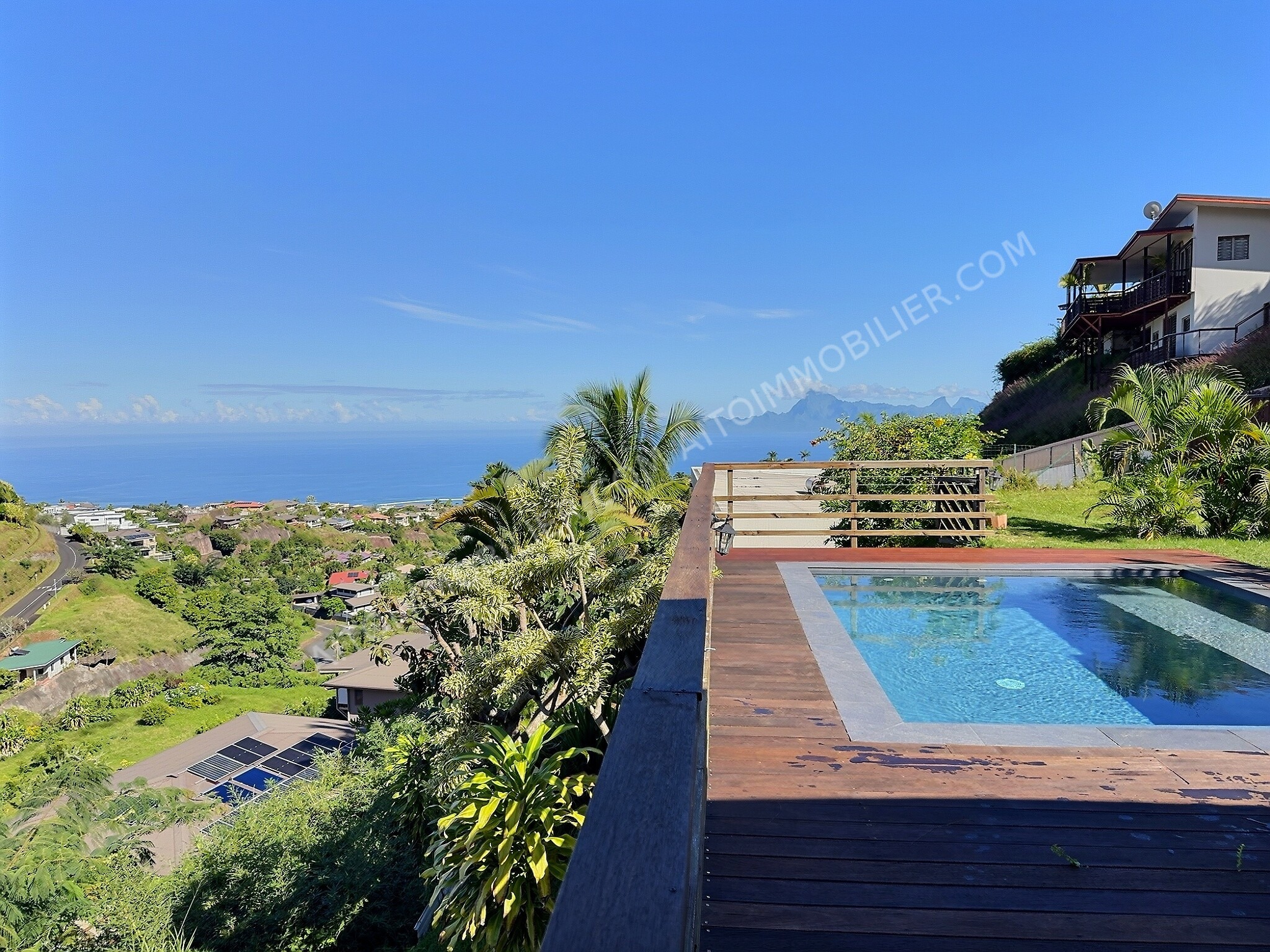 PUNAAUIA Vue mer et Moorea | Maison avec piscine en résidence sécurisée 17