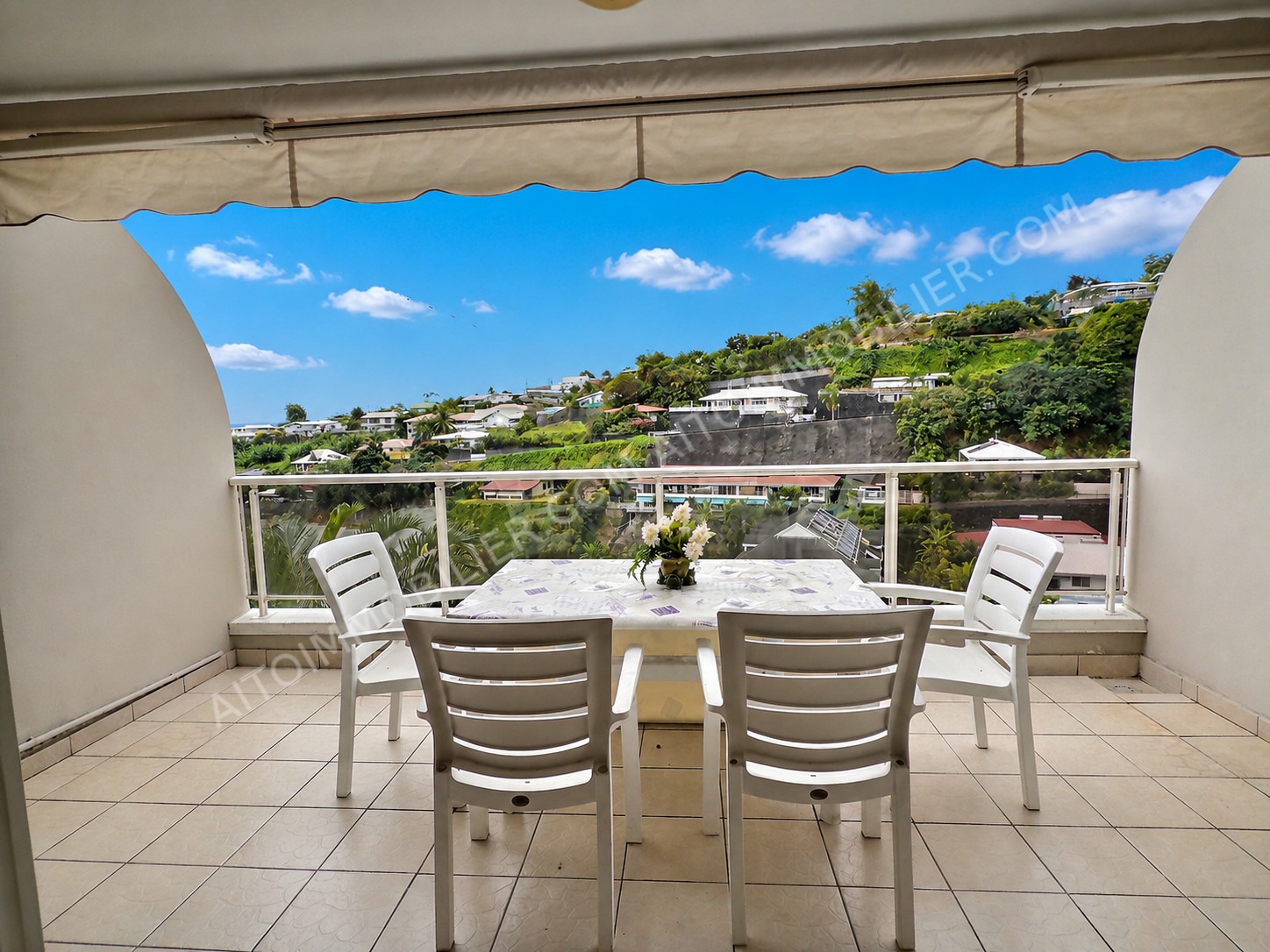 À vendre en exclusivité résidence Niuhiti Grand appartement F4 en triplex 12