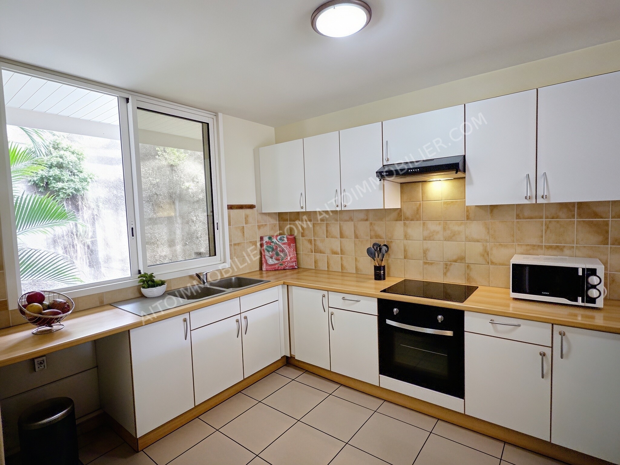 À vendre en exclusivité résidence Niuhiti Grand appartement F4 en triplex 3