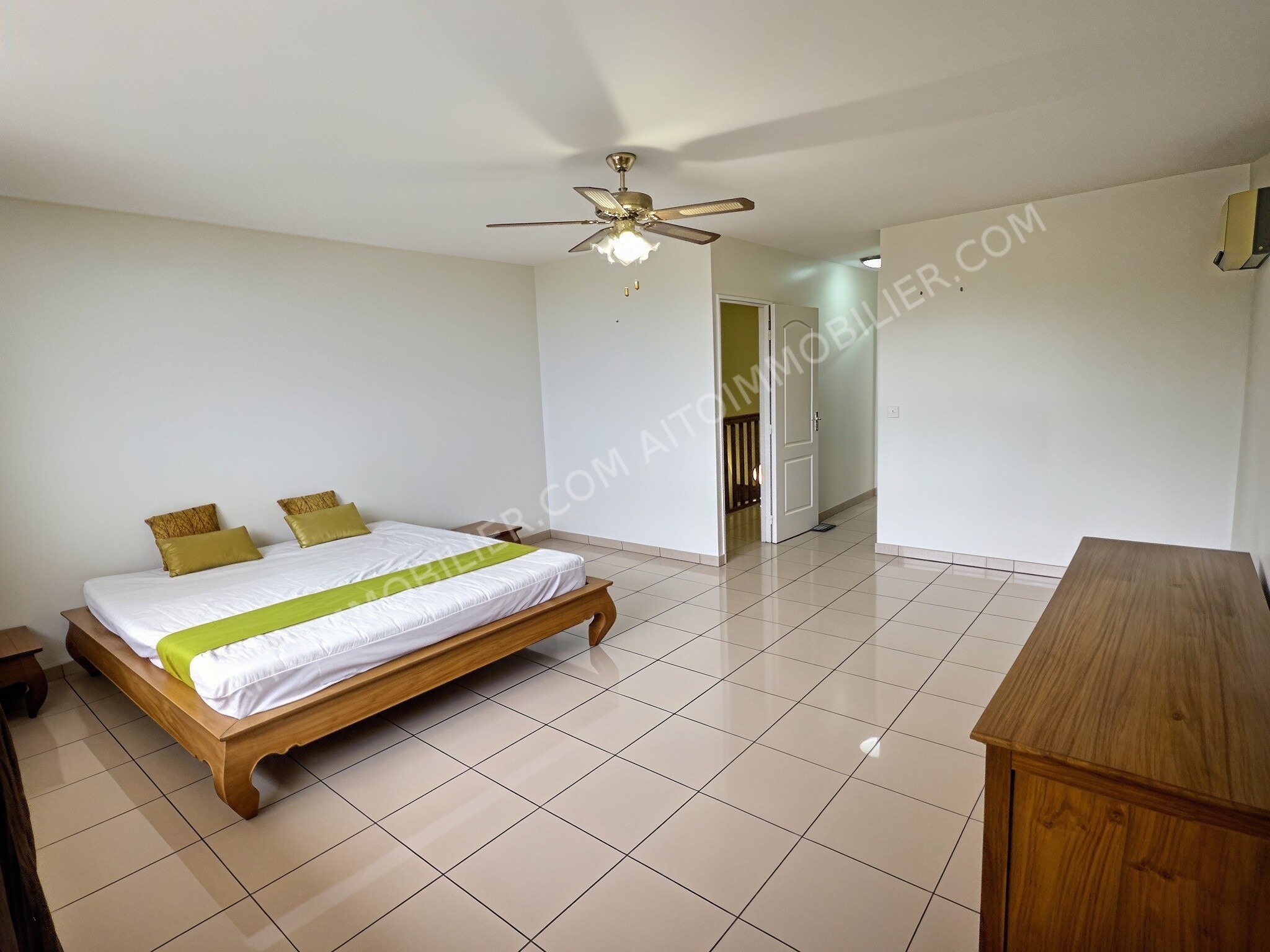 À vendre en exclusivité résidence Niuhiti Grand appartement F4 en triplex 7