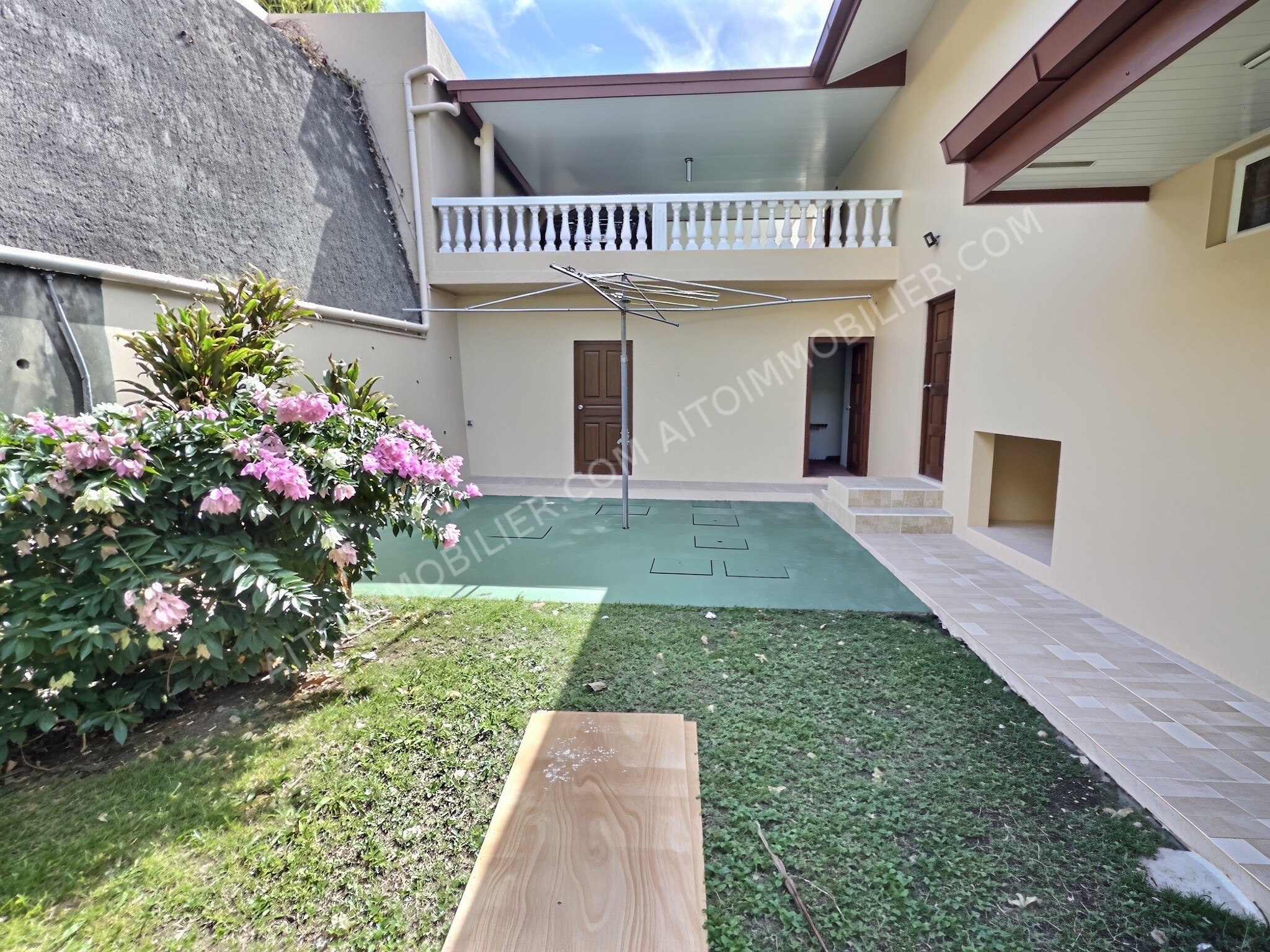 À vendre Erima hors lotissement maison de type F5 + bureau de 300 m2 habitable et avec piscine 10