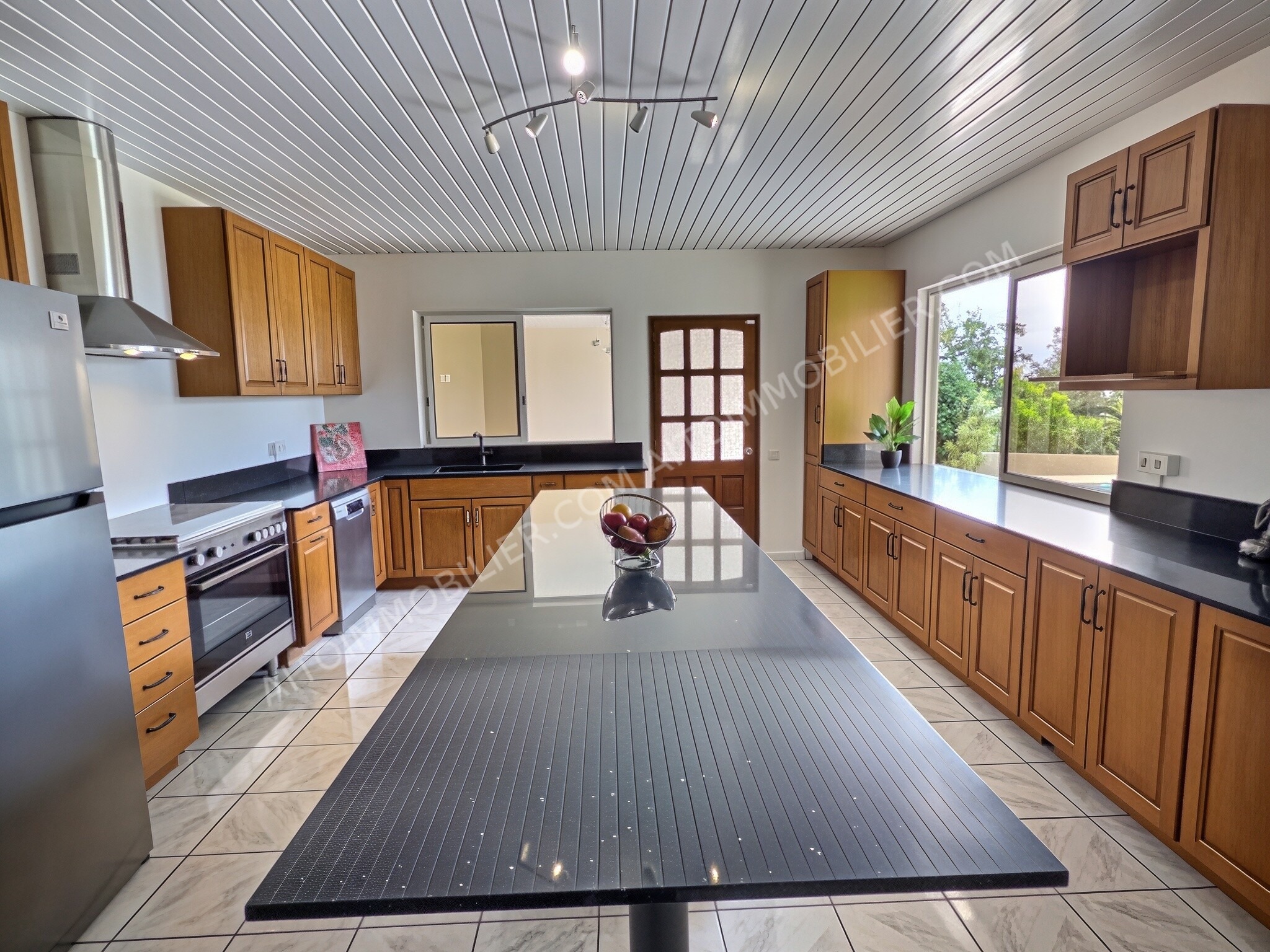 À vendre Erima hors lotissement maison de type F5 + bureau de 300 m2 habitable et avec piscine 3