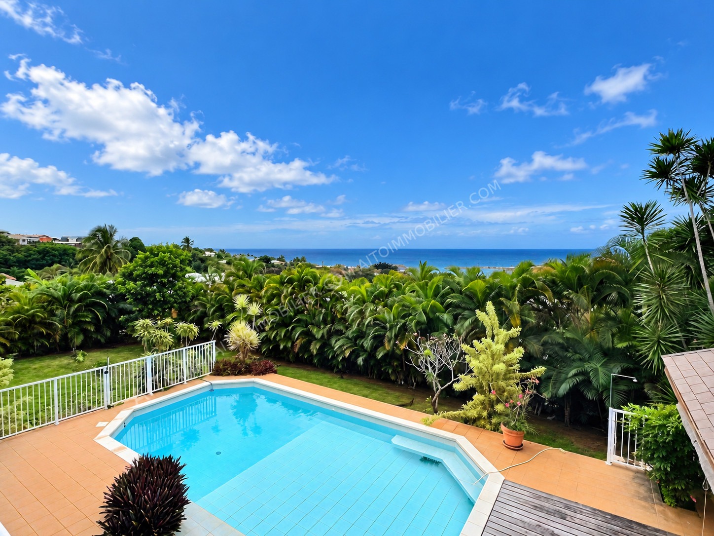 À vendre  Maison familiale avec piscine et vue mer à Pamatai 1