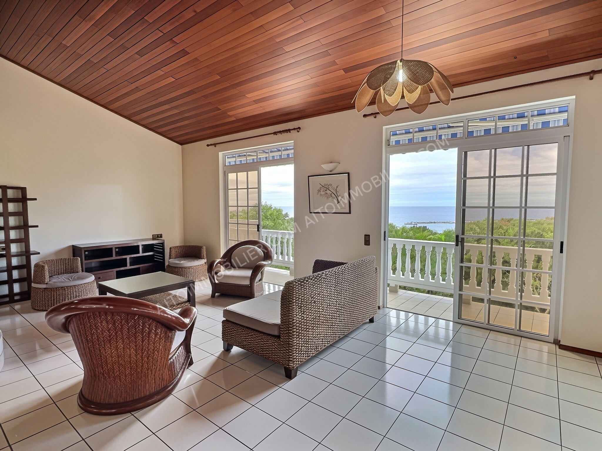 À vendre  Maison familiale avec piscine et vue mer à Pamatai 2