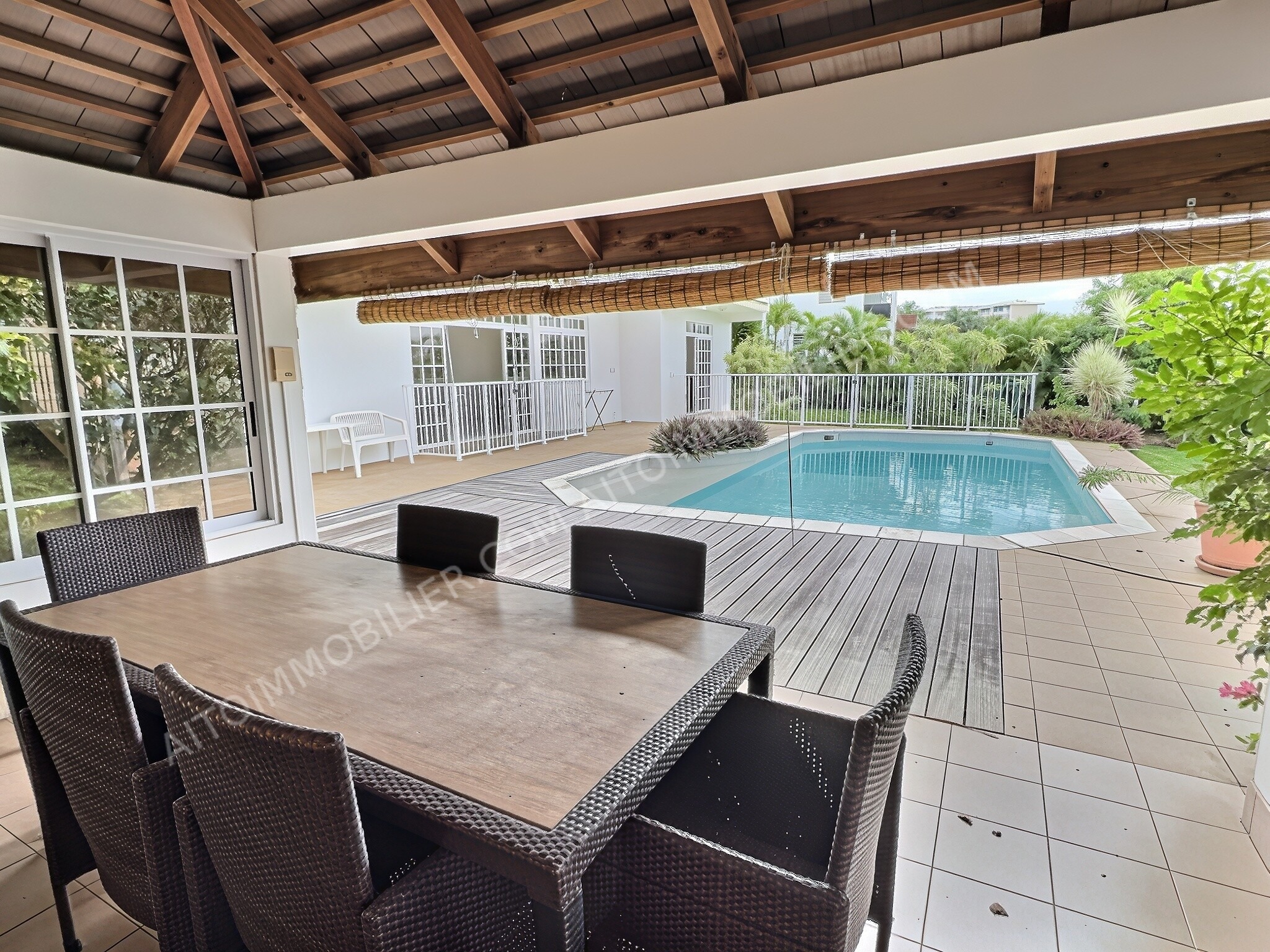 À vendre  Maison familiale avec piscine et vue mer à Pamatai 11