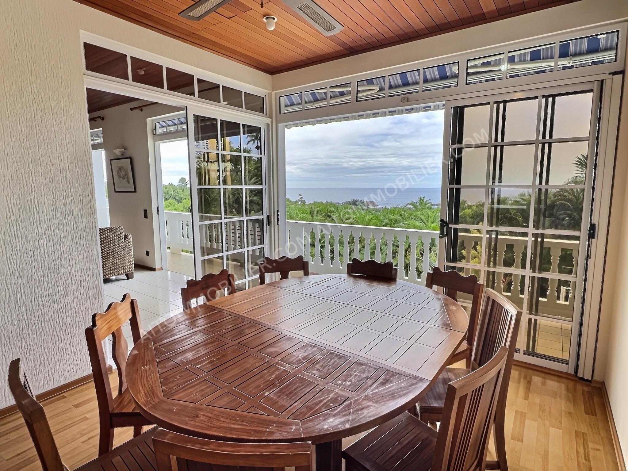 À vendre  Maison familiale avec piscine et vue mer à Pamatai 3