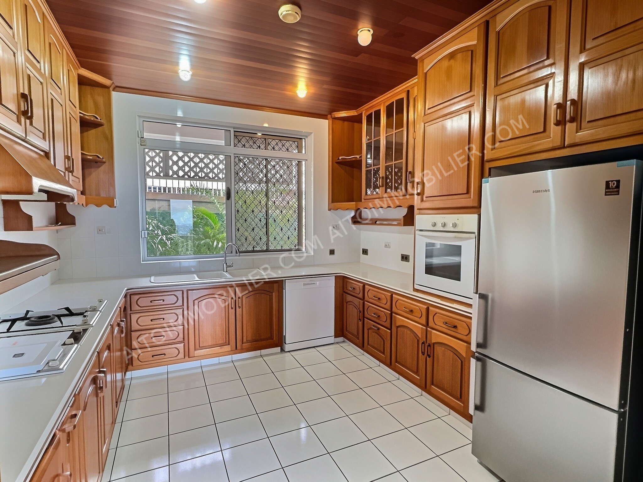 À vendre  Maison familiale avec piscine et vue mer à Pamatai 4