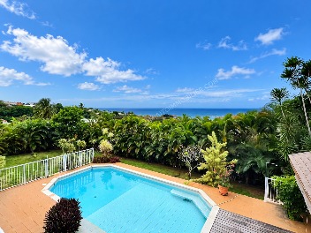 À vendre  Maison familiale avec piscine et vue mer à Pamatai