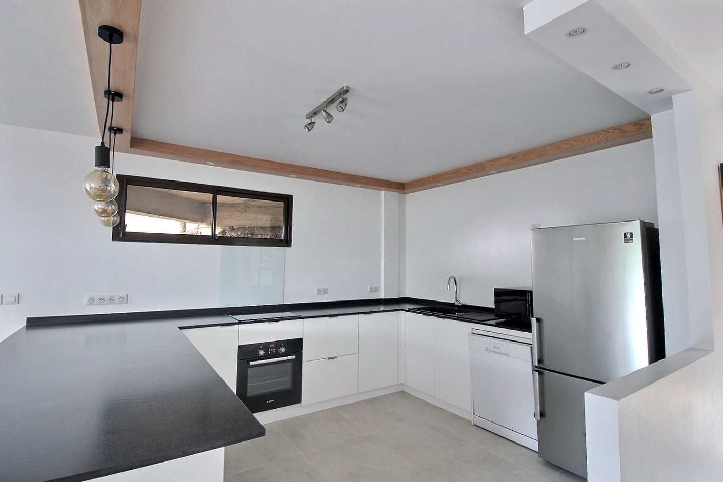 A LOUER GRAND APPARTEMENT F3 BIS PUNAAUIA 2