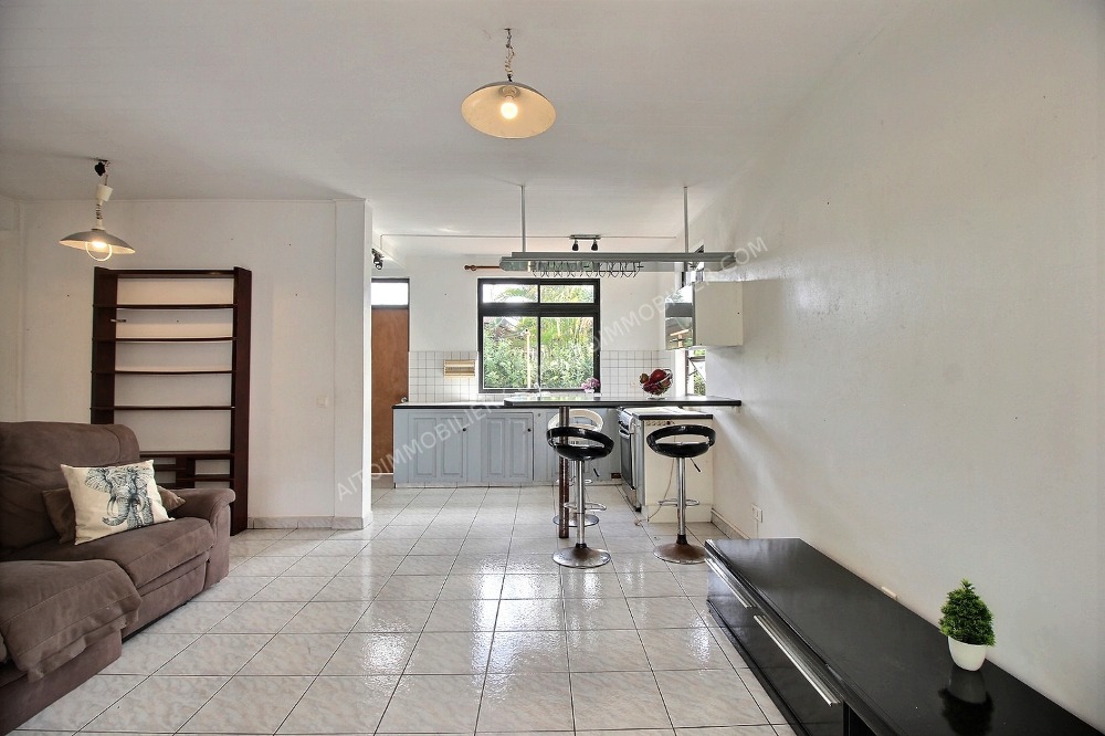 Maison bord de route en duplex à Papeete